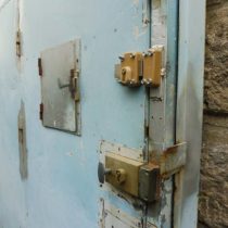 la porte de la prison Jacques-Cartier