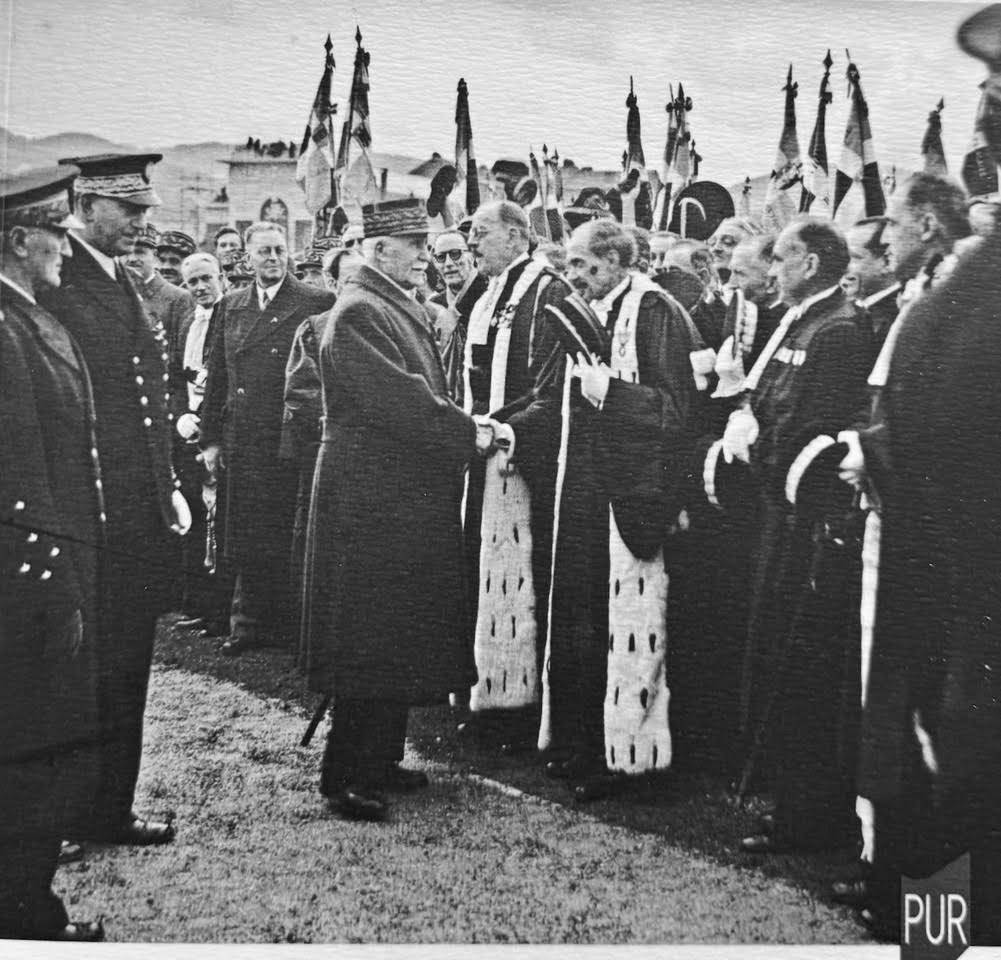 Magistrats s'inclinant devant Pétain.